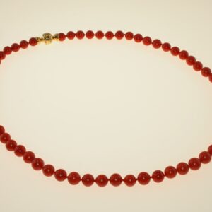 Collana coralli sferici “Mediterraneo” 8-8½ con chiusura in oro giallo e brillanti taglio huit-huit di cm. 51 corallo gr. 38,70 -oro g 5,00 brillanti ct 0,11