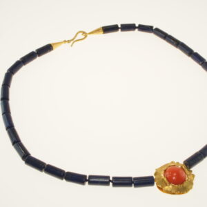 Girocollo di cilindretti di lapis con centro in oro giallo su cui è inserito un corallo rosso e chiusura a gancio in oro giallo cm. 43- oro gr. 8,35