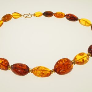 Collana ambra multicolor con inserti e chiusura in oro giallo – lunghezza cm 53 – oro g. 5,25