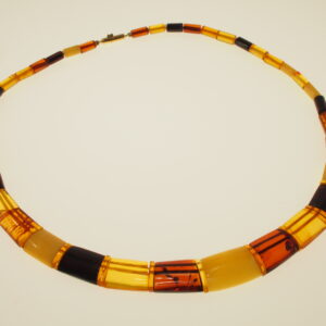 Girocollo di ambra a placchette e cilindretti multicolor con chiusura in oro giallo   cm 44   gr. 1,30