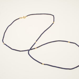 Collanina di cilindretti di lapislazulo con inserti e chiusura in oro giallo cm 55