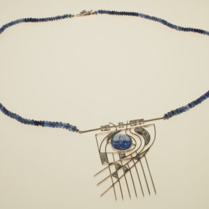 Girocollo di Kyanite con centro in oro bianco brillanti e zaffiro Ceylon cabochon – lunghezza cm 50 oro g. 18,50 zaffiro ct 9,70 brillanti ct 1,10