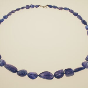 Collana di tanzanite lucida in gradazione con chiusura a gancio in oro bianco cm. 52 oro gr. 1,15- tanzanite gr. 48
