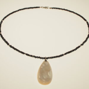 Girocollo di spinelli blu con goccia di madreperla e brillanti bianchi e 1 nero - chiusura a moschettone e palline lapidate in oro bianco cm. 40 – oro gr. 2,60 - brillanti bianchi ct. 0,06- brillante nero ct. 0,04