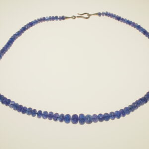 Collana di tanzanite faccettata a scalare con chiusura a gancio oro bianco cm. 45 oro gr. 1,90- tanzanite gr. 31