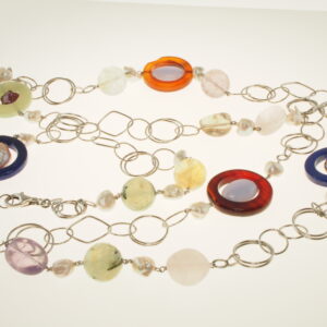 Catena ad anelle miste con perle di acqua dolce, quarzi, lapis e calcedonio cm 120