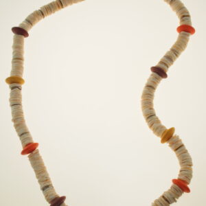 Collana di dischetti di uova di struzzo con inserti di dischi di argento e legno colorato cm 60