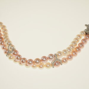 Bracciale a due fili con perle di acqua dolce bianche e viola con inserti e chiusura in oro bianco con incastonati brillanti  cm. 19 oro gr. 9,30 brillanti ct. 0,49