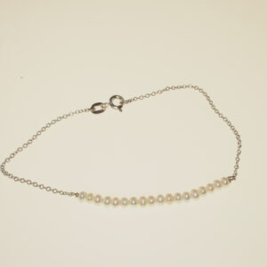Bracciale catena rolò oro bianco con al centro perline di acqua dolce infilate con filo d’oro rigido –  cm. 18 oro gr. 1,50