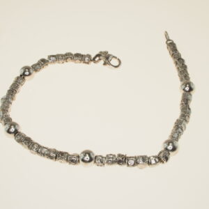 Bracciale rodiato di catena rolò con infilati granetti e palline cm 20