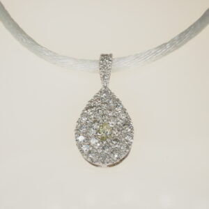 Ciondolo di oro bianco a goccia con diamanti naturali taglio brillante (centrale a goccia giallo) ct 0,52 – oro g. 2,10