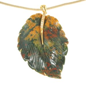 Ciondolo con diamanti naturali taglio brillante oro gr. 4,25 brillanti ct. 0,17 foglia di diaspro