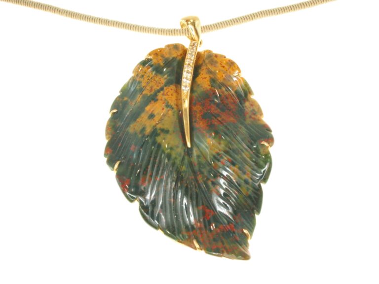 Ciondolo con diamanti naturali taglio brillante oro gr. 4,25 brillanti ct. 0,17 foglia di diaspro