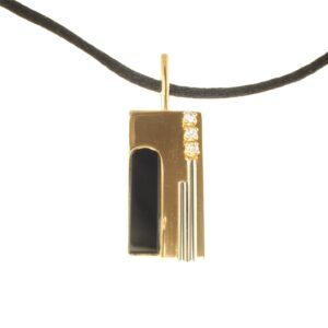 Ciondolo in oro giallo con incastonati un’onice e 3 brillanti ct 0,11 oro g. 5,80