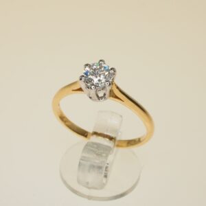 Anello con diamante naturale taglio brillante montato con griff di oro bianco    oro gr. 2,30 brillante ct. 0,50 SI1 H  taglia 12