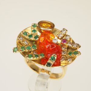 Anello con opale di fuoco, smeraldi, zaffiro giallo e brillanti – oro gr. 8,75 opale ct 2,45 zaffiro ct 0,50 •	smeraldi ct 0,43 brillanti ct 0,26   taglia 14