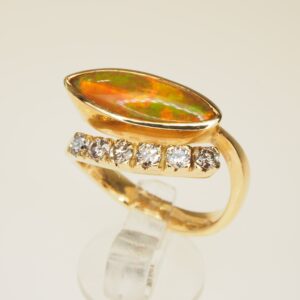 Anello con opale navette e brillanti brown         oro gr. 6,50, opale ct. 1,78, brillanti ct. 0,36  taglia 14