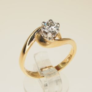 Anello con diamante naturale taglio brillante montato con griff di oro bianco  oro gr. 3,70, brillante ct. 0,35 VS2 J  taglia 13