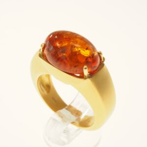 Anello con ambra cabochon         oro gr. 9,45  taglia 14