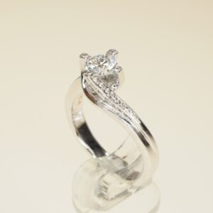 Anello modello Valentin con diamante naturale taglio brillante centrale VVS1 G e piccoli brillanti montati sulle punte e sui montanti – brillante centrale ct 0,54 contorno ct 0,06 oro g 5,15 – taglia 13