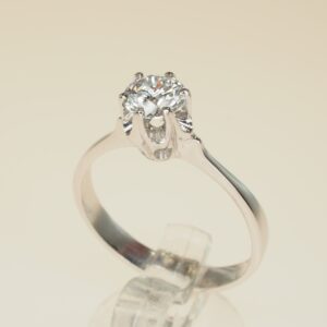 Anello modello solitario con diamante naturale taglio brillante montato con griff a 6 punte taglia 15  oro gr. 2,80, brillante ct. 0,65  SI1.E
