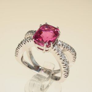 Anello con tormalina rossa centrale e gambo a X ct 3,38 e brillanti sui gambi ct 0,51 oro g. 9,50 – taglia 16