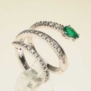 Anello a serpente snodato con smeraldo a goccia in testa ct 0,47 e piccoli brillanti lungo il gambo ct 0,52 oro g. 9,20 – taglia 13