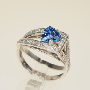 Anello con zaffiro Ceylon triangolare e piccoli brillanti sul gambo    oro gr.5,50, zaffiro ct. 1,13, brillanti ct. 0,37 – taglia 15
