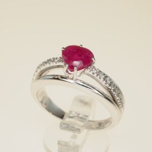 Anello a tre fili con rubino tagliato cuore ct 1,38 al centro e piccoli brillanti ct 0,13 ai lati oro g. 5,60 – taglia 15