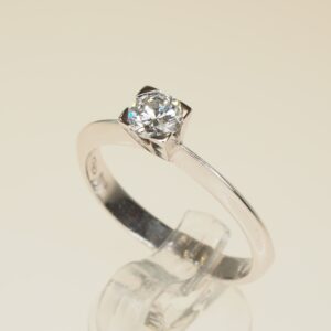 Anello modello solitario con diamante naturale taglio brillante incastonato con 4 griffes ad effetto quadrato – IF G ct 0,33 oro g 2,60  taglia 16