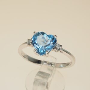 Anello con acquamarina tagliata a cuore con 2 brillanti laterali – acquamarina ct 2,12 brillanti ct 0,08  taglia 19