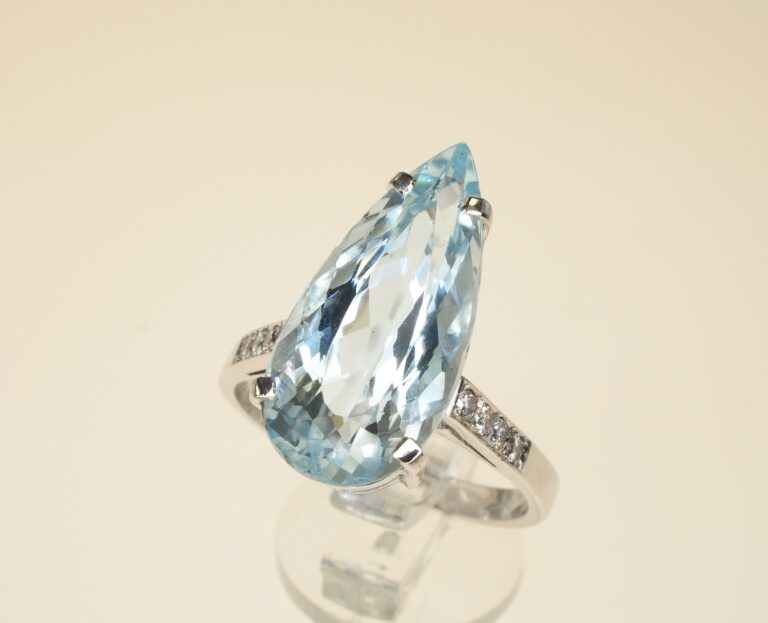 Anello con acquamarina a Bologna