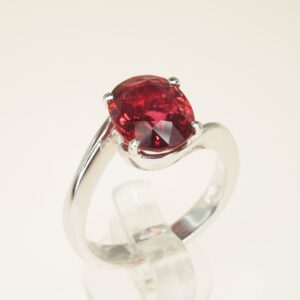 Anello con tormalina rossa (rubellite) montata obliqua       oro gr. 5,00 rubellite ct. 2,76     taglia 15