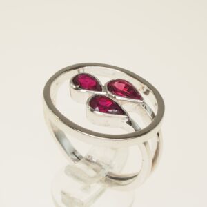 Anello con testa ovale con centro 3 rubelliti tagliate a goccia ct 1,33 oro g 6,00    taglia 16
