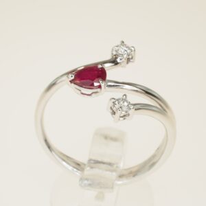 Anello contrarier aperto con rubino tagliato a goccia in testa al filo centrale e 2 brillanti sui fili laterali  taglia 14 brillanti ct 0,08 rubino ct 0,35 – oro g. 2,65