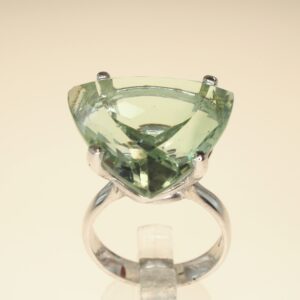 Anello con presolite triangolare – taglia 15