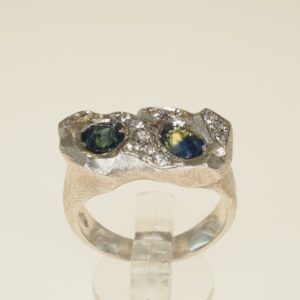 Anello con testa rettangolare ad effetto fuso e intagli con montati 2 zaffiri blu   taglia 15
