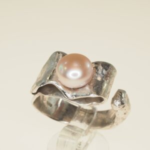 Anello con gambo aperto in lastra ripiegata ad effetto fuso con montata una perla coltivata di colore rosa   taglia 16