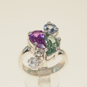 Anello cuore scomposto con pietre colorate sintetiche      taglia 15