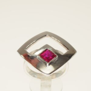 Anello con testa quadrata montata a rombo e incastonato un rubino sintetico quadrato