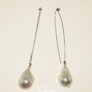 A pendente con perle barocche e brillanti       oro gr. 3,10 brillanti ct. 0,14