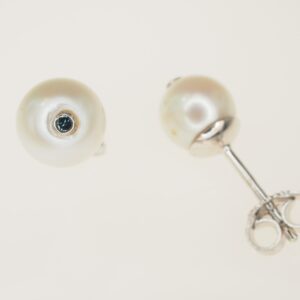 orecchini a lobo perla coltivata in acqua dolce con al centro 1 brillante azzurro – oro r. 1,10 brillanti ct 0,02