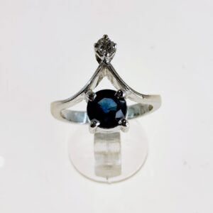 Anello con zaffiro blu rotondo e brillante montato in punta